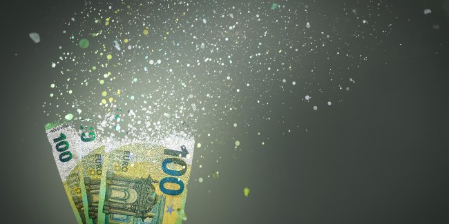 100 Euro-Scheine, die sich langsam von oben her in Konfetti auflösen