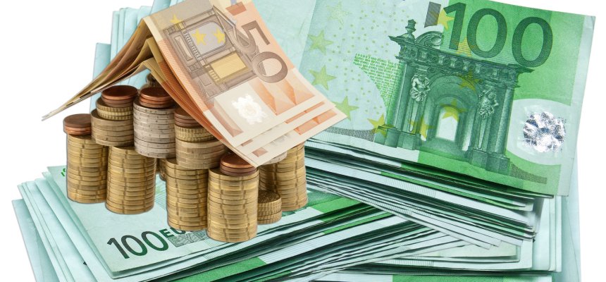 Geld in Form eines Hauses