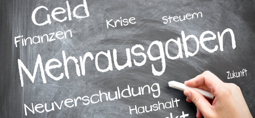 Tafel mit der Aufschrifft ,,Mehrausgaben"