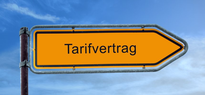 Strassenschild 8 - Tarifvertrag Strassenschild mit der Aufschrrifft ,,Tarifvertrag"