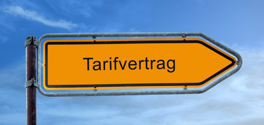 Strassenschild mit der Aufschrrifft ,,Tarifvertrag"