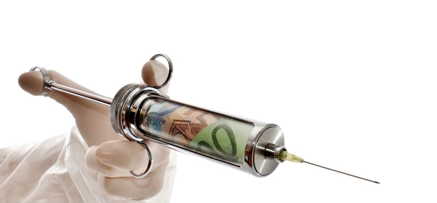 Geld Spritze in Hand