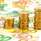 Stapel Geldmünzen, steigende Kurve