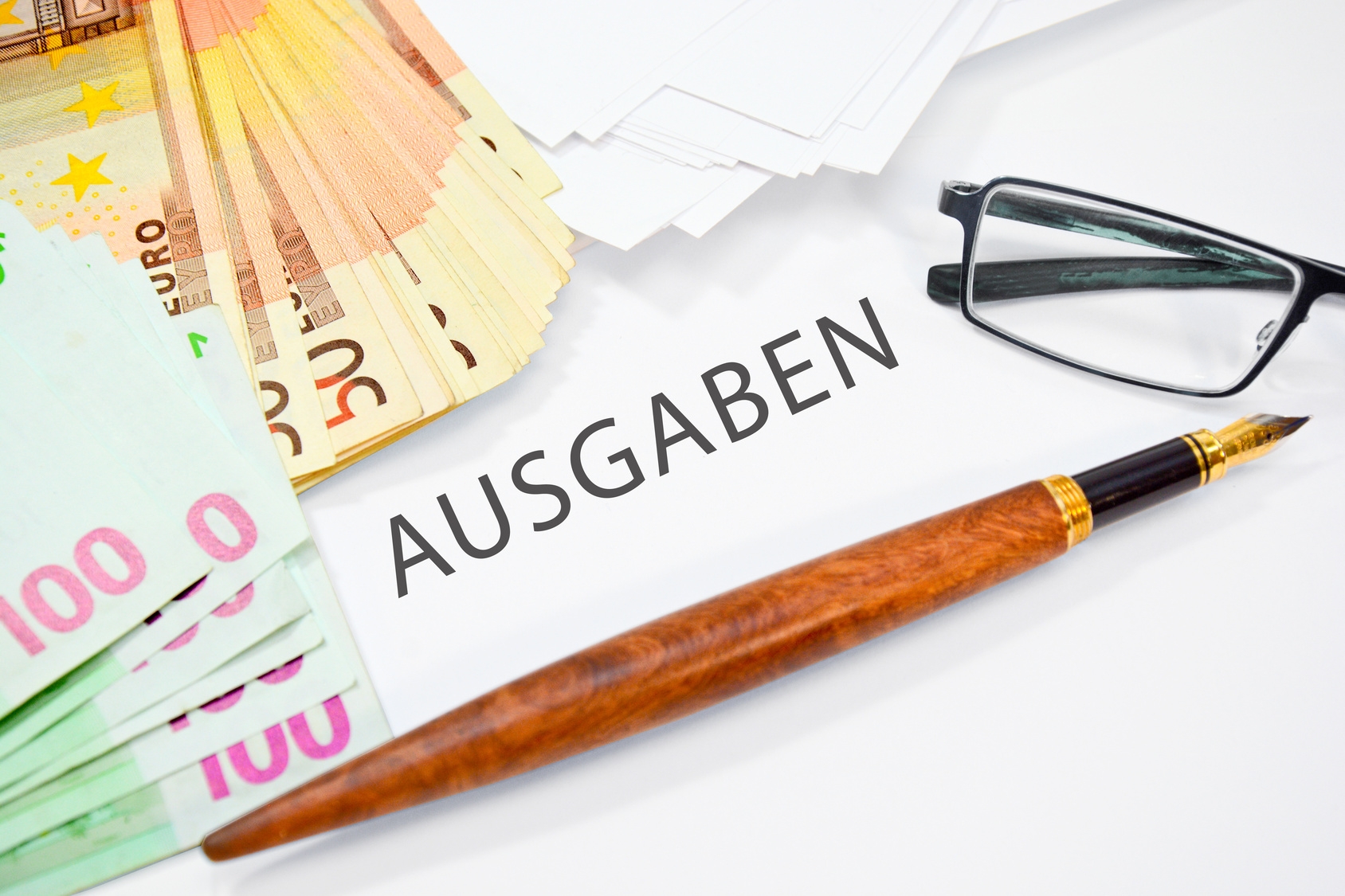 ausgaben Geld und Stift dazwischen Steht ausgaben