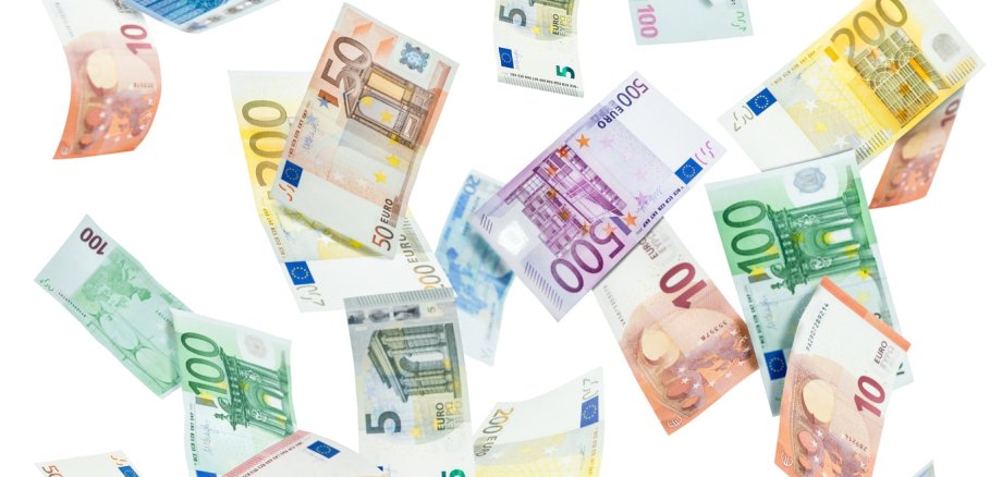 Euro Geldscheine vor weißem Hintergrund