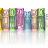 Reihe aus gerollten Euroscheinen