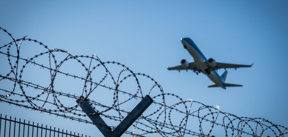 Hamburg, Deutschland, 3.5.2025 - Absperrung mit Stacheldraht bzw. Nato-Draht vor Flugzeug beim Start am Hamburger Flughafen Hamburg, Deutschland, 3.5.2025 - Absperrung mit Stacheldraht bzw. Nato-Draht vor Flugzeug beim Start am Hamburger Flughafen