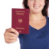  Frau hält deutschen Reisepass