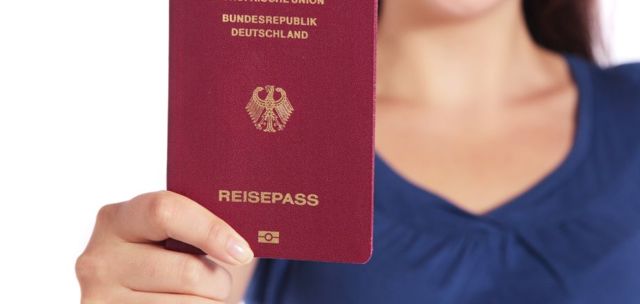  Frau hält deutschen Reisepass