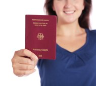  Frau hält deutschen Reisepass