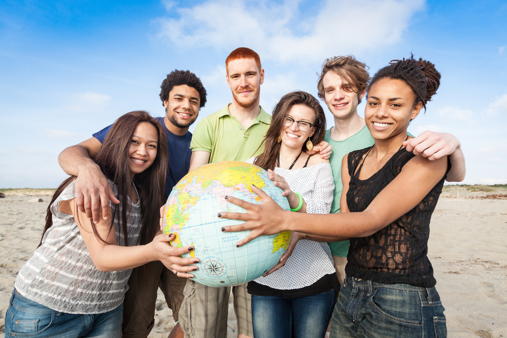 Multiracial Group of Friends with World Globe Map Multikulturelle Gruppe hält einen Globus