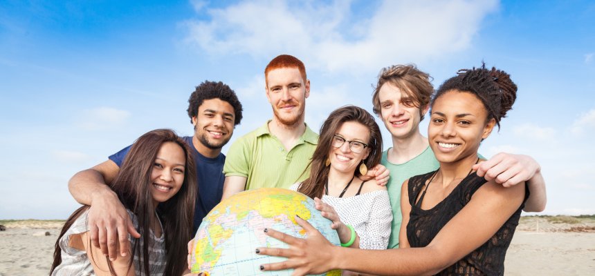 Multikulturelle Gruppe hält einen Globus