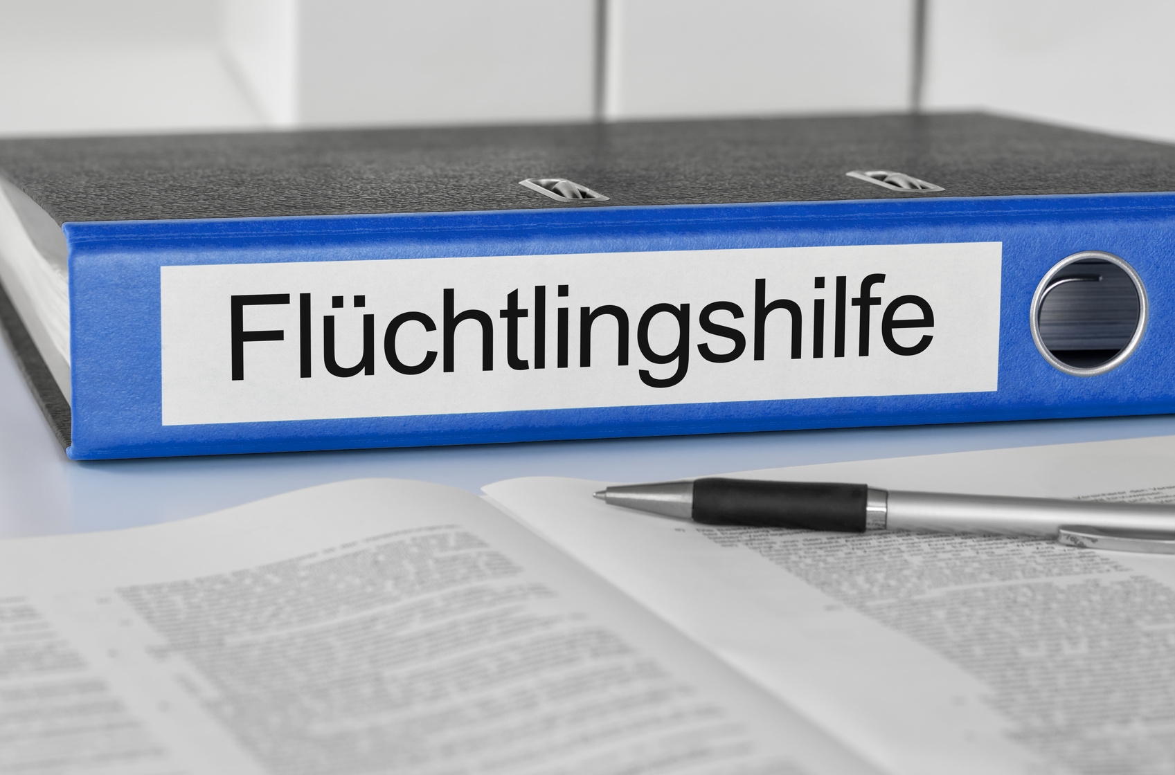 Aktenordner mit der Beschriftung Flüchtlingshilfe Aktenordner mit der Beschriftung Flüchtlingshilfe