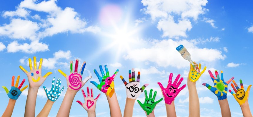 Bunte hände vor dem himmel