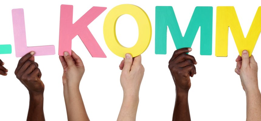 Multikulturell People Gruppe halten das Wort willkommen Freisteller