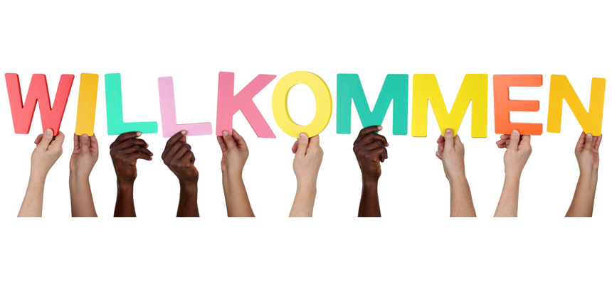 Hände halten Willkomens Buchstaben