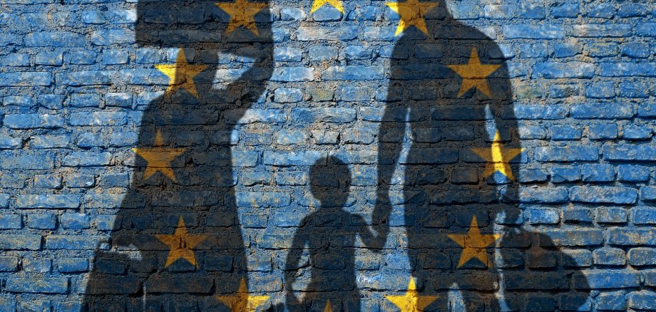Europaflagge und Drei Schatten