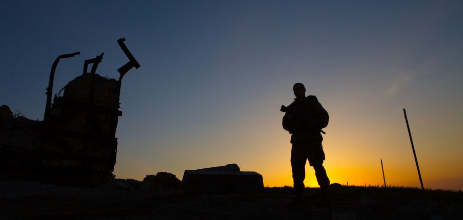 Silhouette eines Soldaten in der Ukraine
