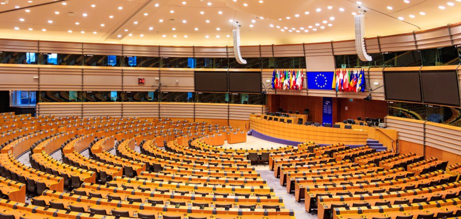 Innenraum des Plenarsaals des Europäischen Parlaments in Brüssel, Belgien.