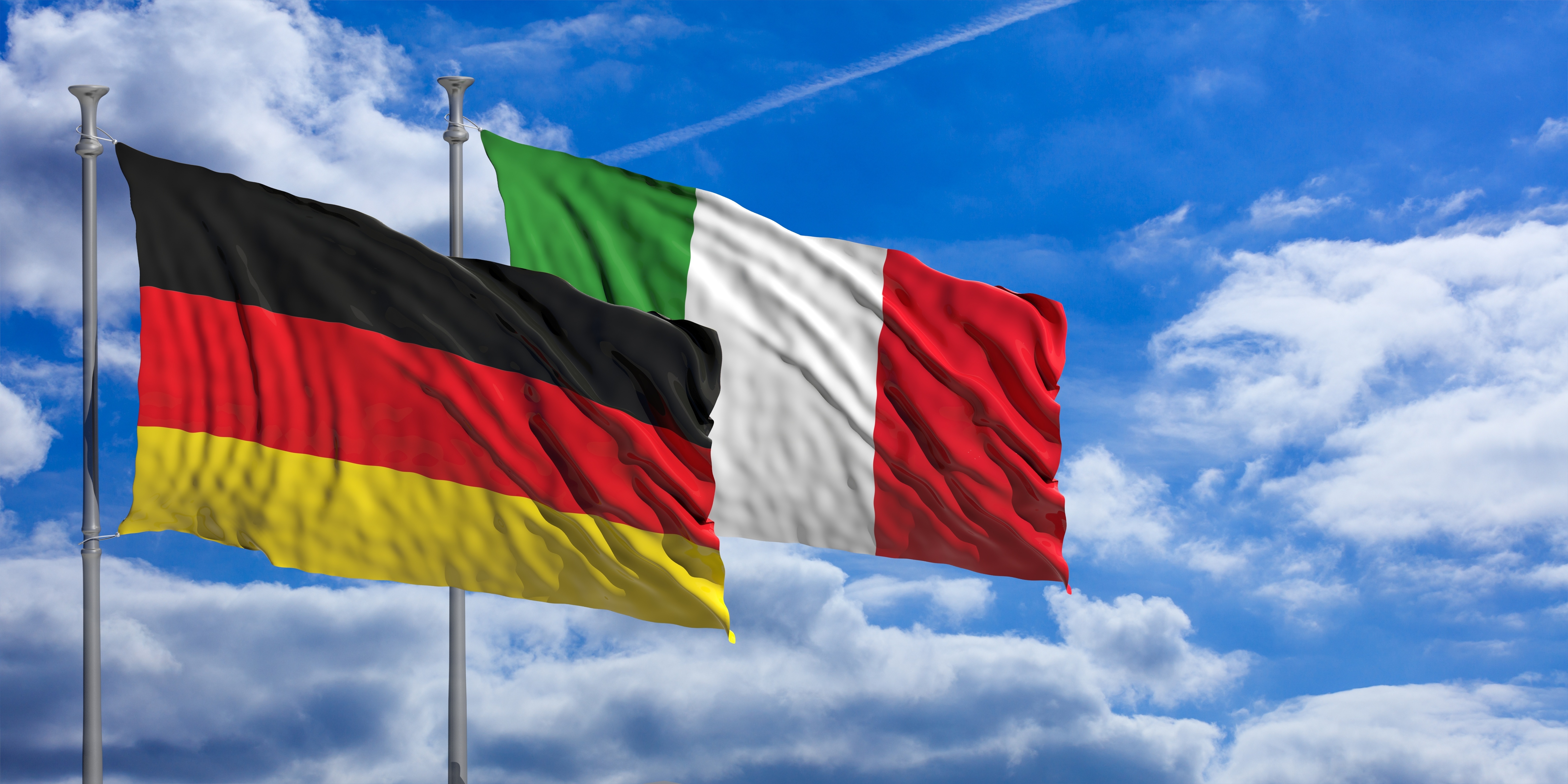 Italienische und deutsche Nationalflagge vor Sonne-Wolken-Hintergrund
