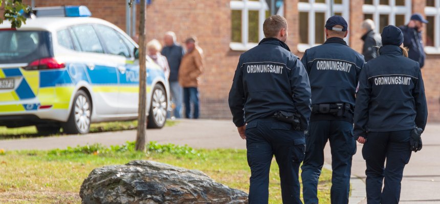 Mitarbeiter vom Ordnungsamt am Rande einer Demo