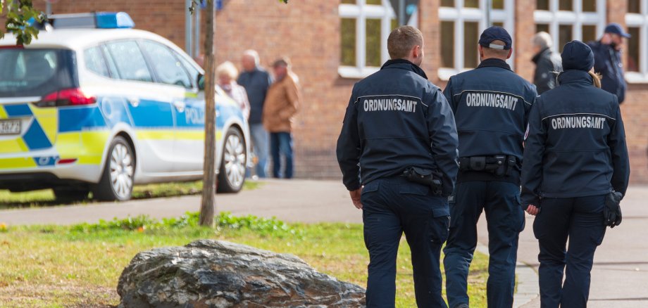 Mitarbeiter vom Ordnungsamt am Rande einer Demo