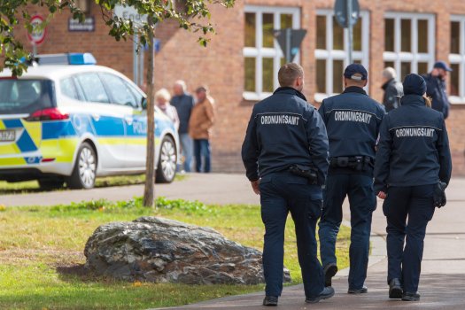 Mitarbeiter vom Ordnungsamt am Rande einer Demo