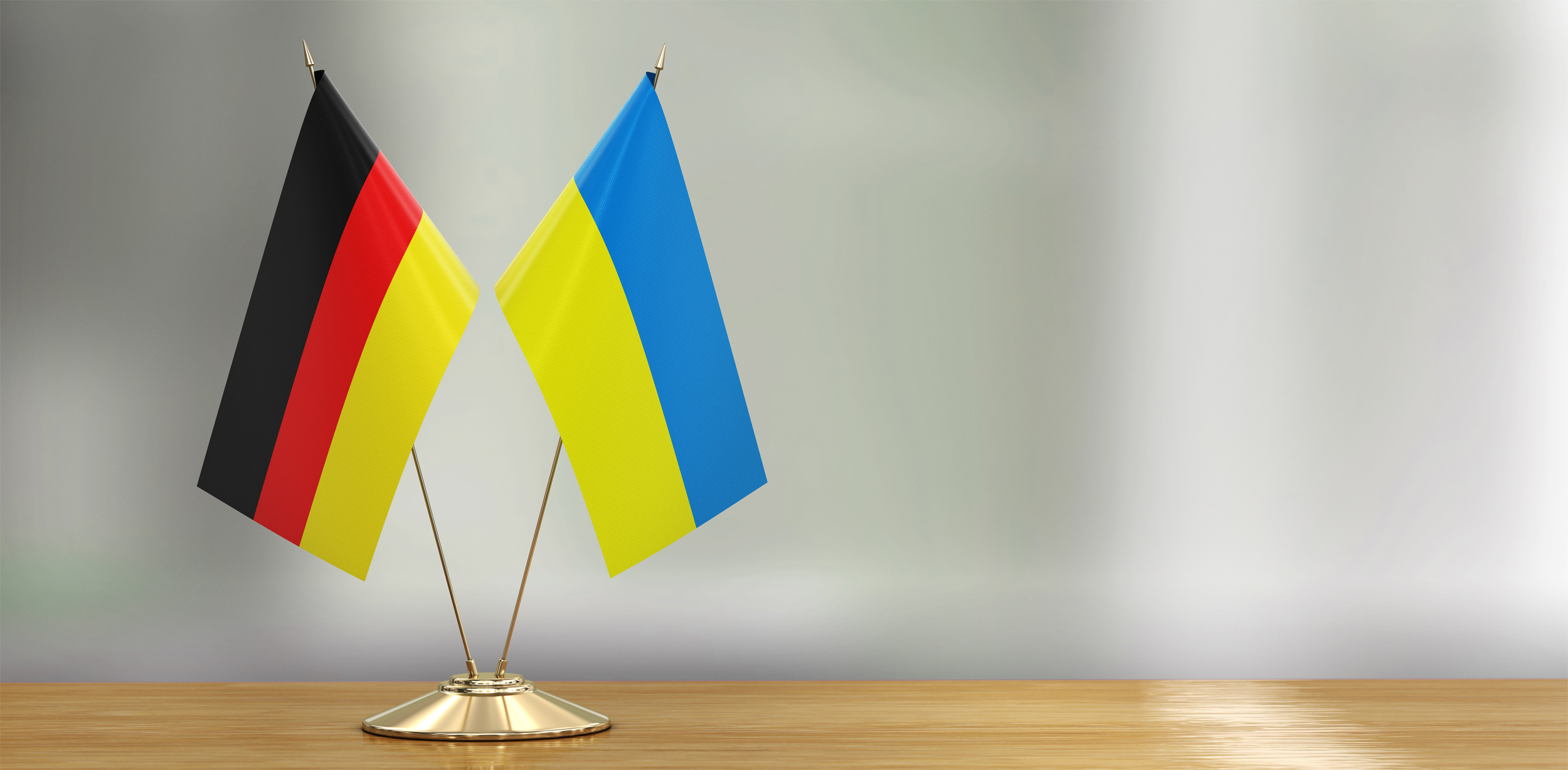 Deutsche und ukrainische Flagge auf einem Tisch