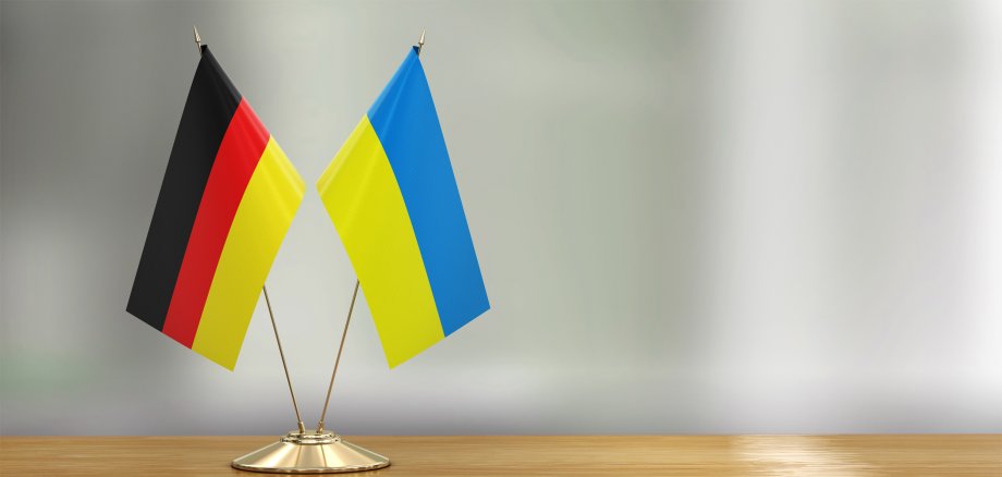 Deutsche und ukrainische Flagge auf einem Tisch