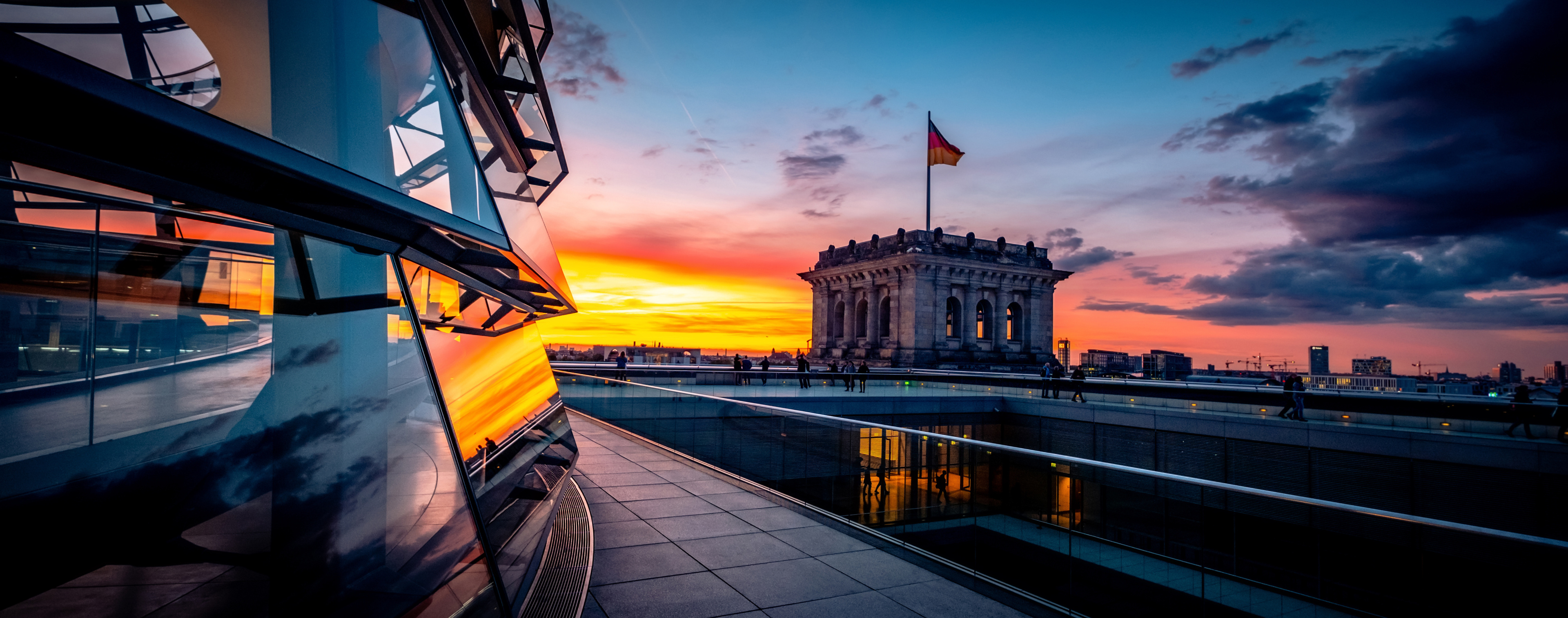 Panoramablick am Abend auf dem Reichstag in Berlin mit Kuppel.