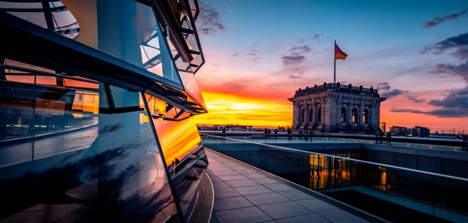 Panoramablick am Abend auf dem Reichstag in Berlin mit Kuppel.