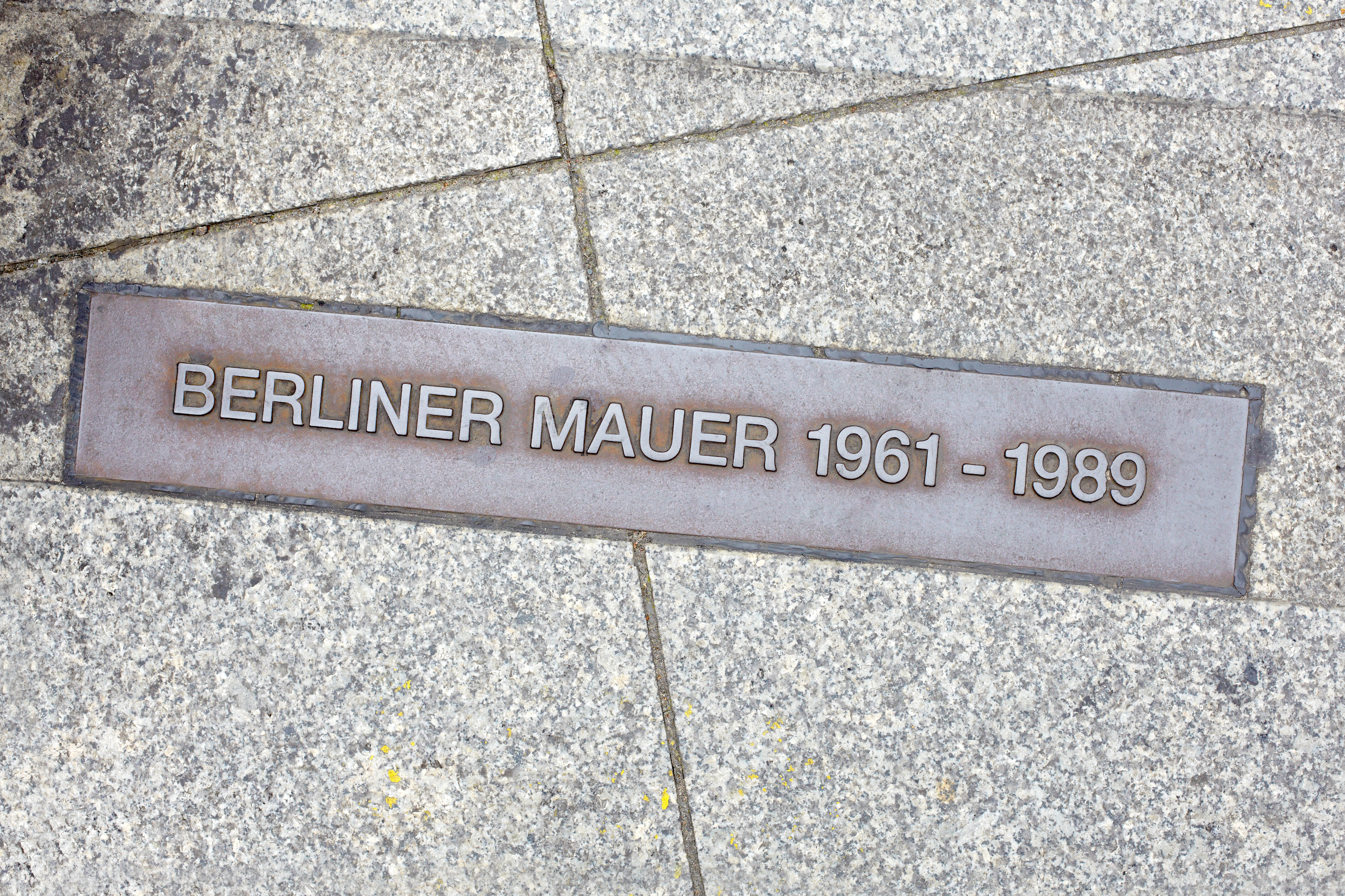Berlin wall sign on the street, Berliner Mauer Berliner Mauer Schild im Boden versenkt.