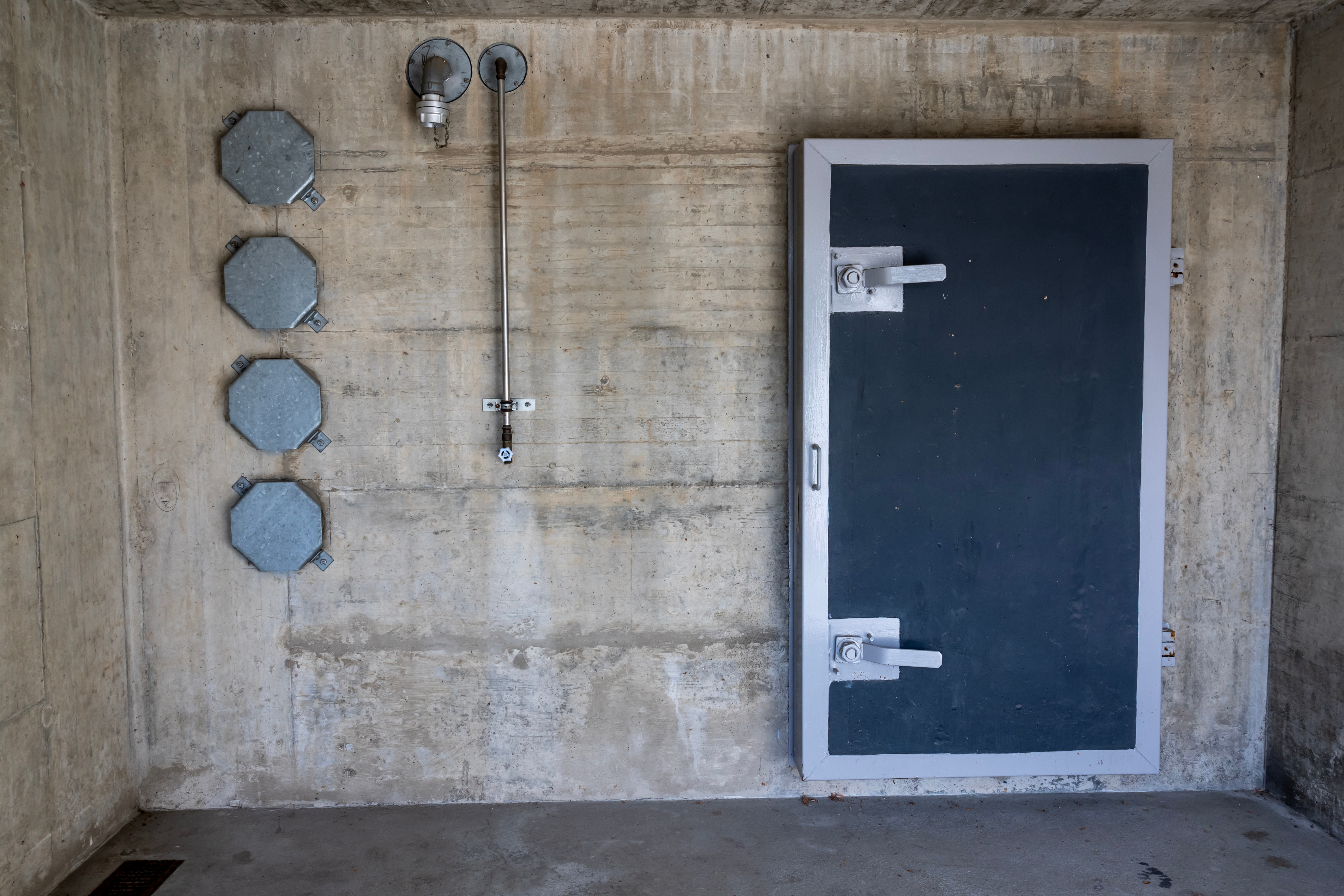 Eingangstür zu einem Bunker.