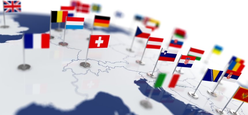 Europa Karte mit Länder Flaggen 