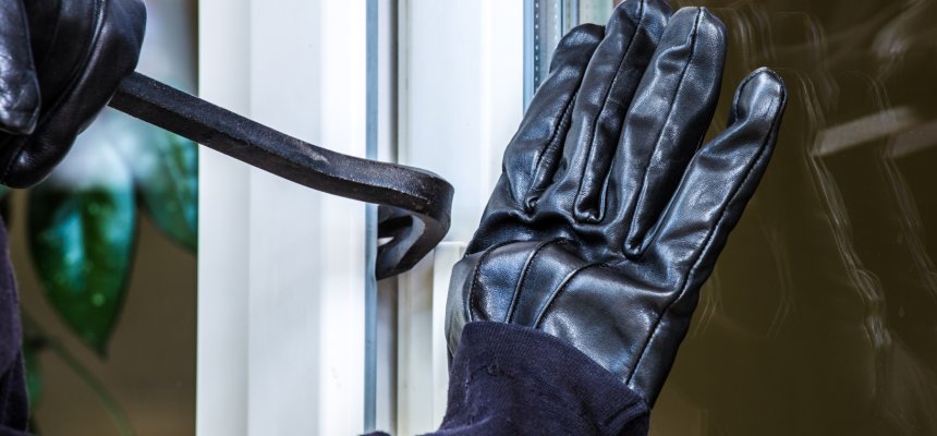 Ein unbekannter Einbrecher hebelt eine Terrassentür auf