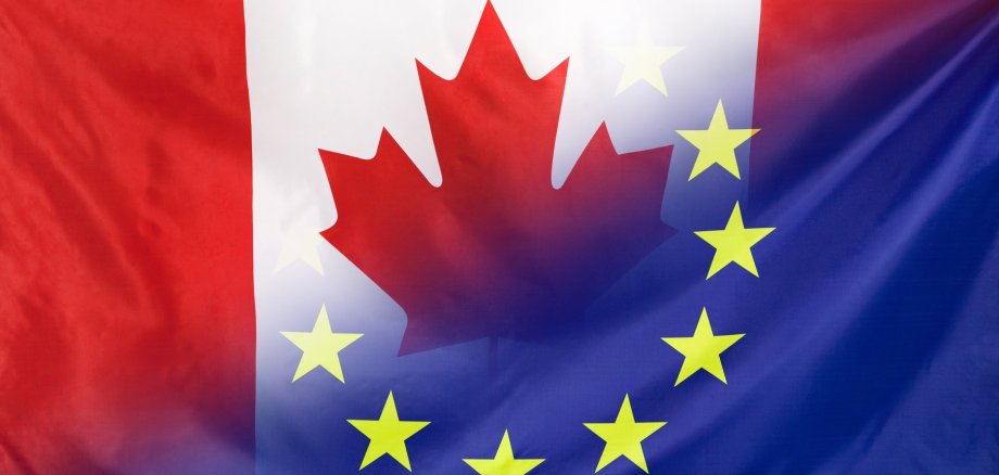 Europäische Flagge mit Kanadischen Flagge vermischt