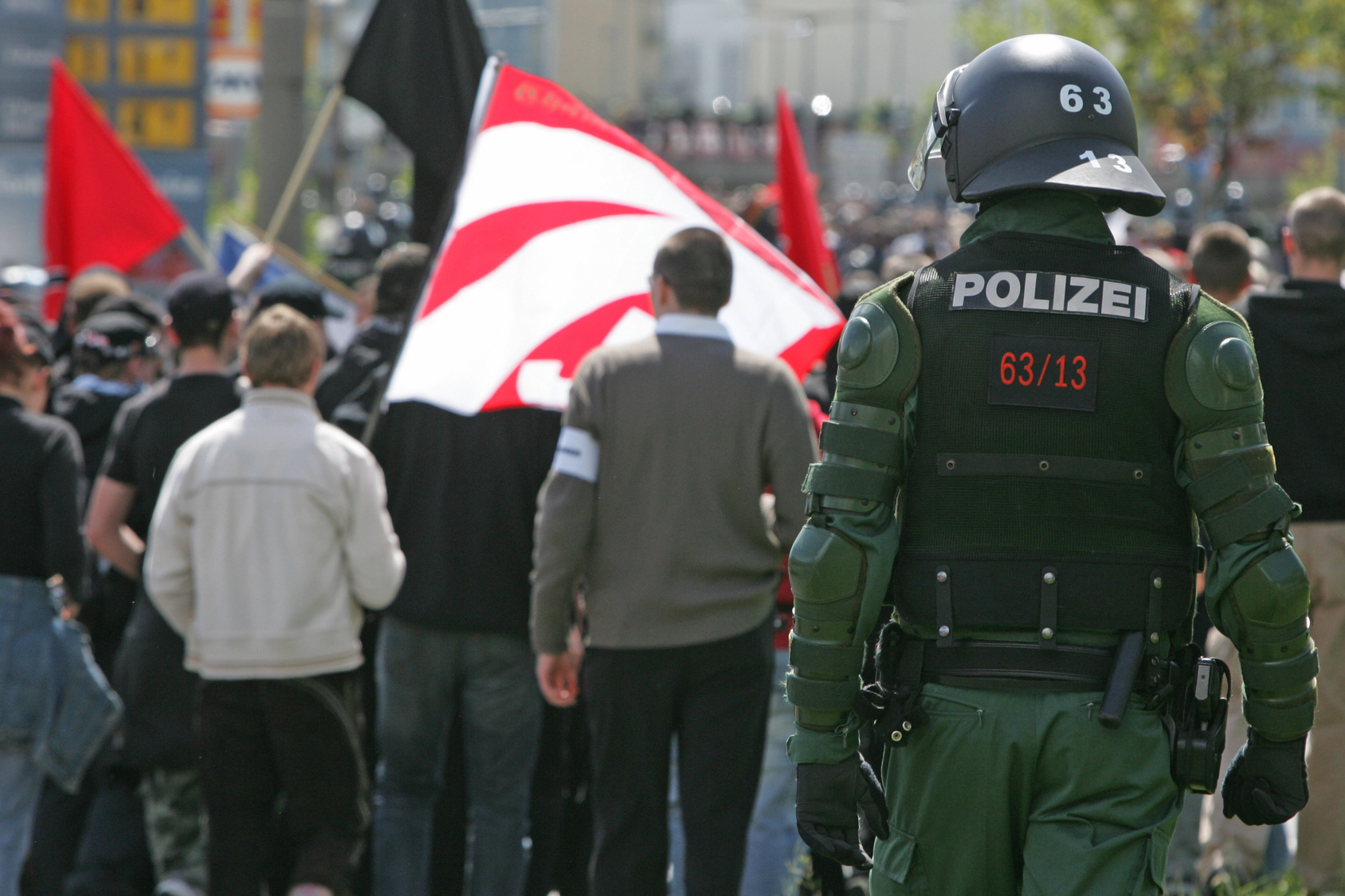 1 Mai Demo in Nuernberg Polizei sichert eine NPD Demo ab 