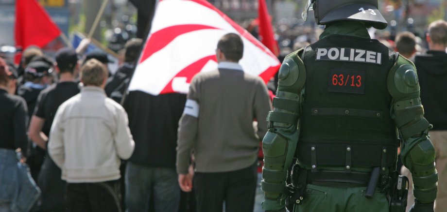 1 Mai Demo in Nuernberg Polizei sichert eine NPD Demo ab 