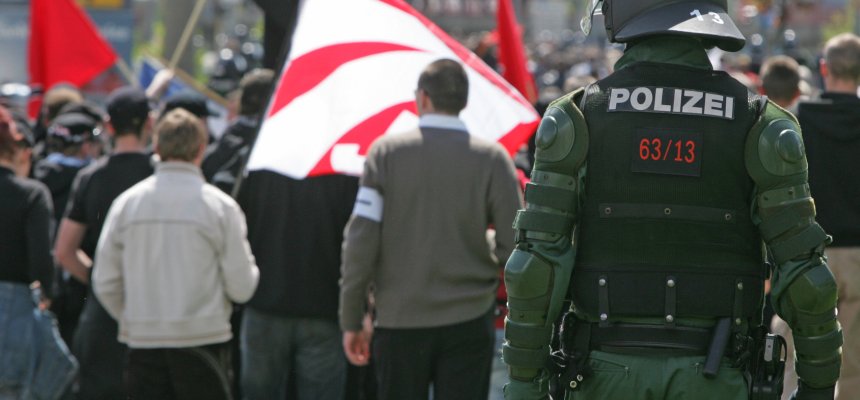 1 Mai Demo in Nuernberg Polizei sichert eine NPD Demo ab 