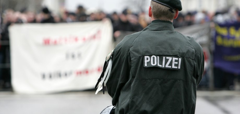 Polizist bei Demo