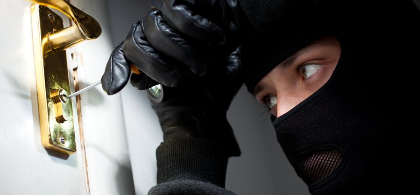 Dieb öffnet Tür