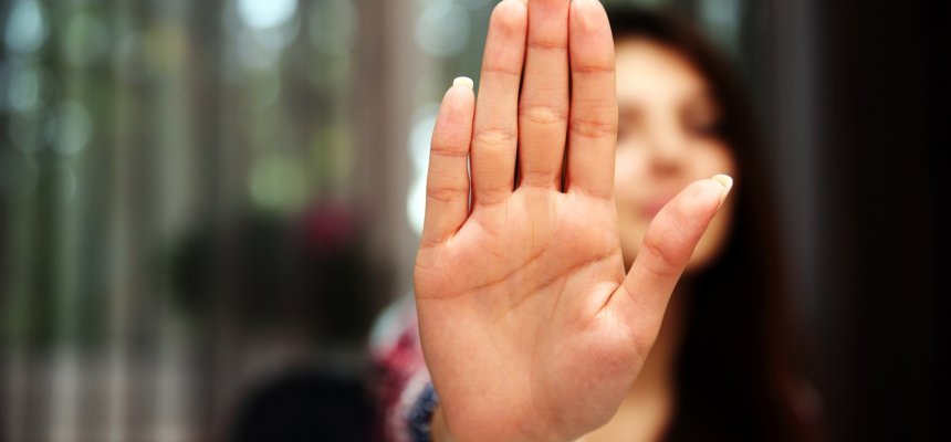 Frau zeigt mit Hand an zu stoppen