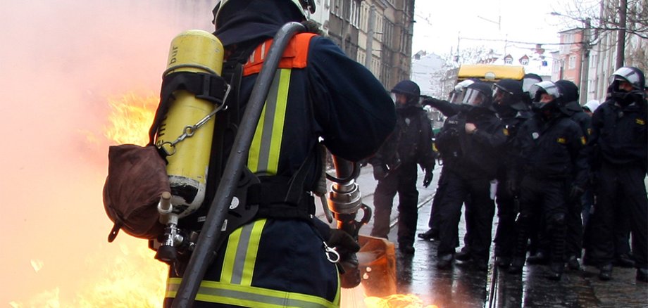 Feuerwehrmann löscht Feuer