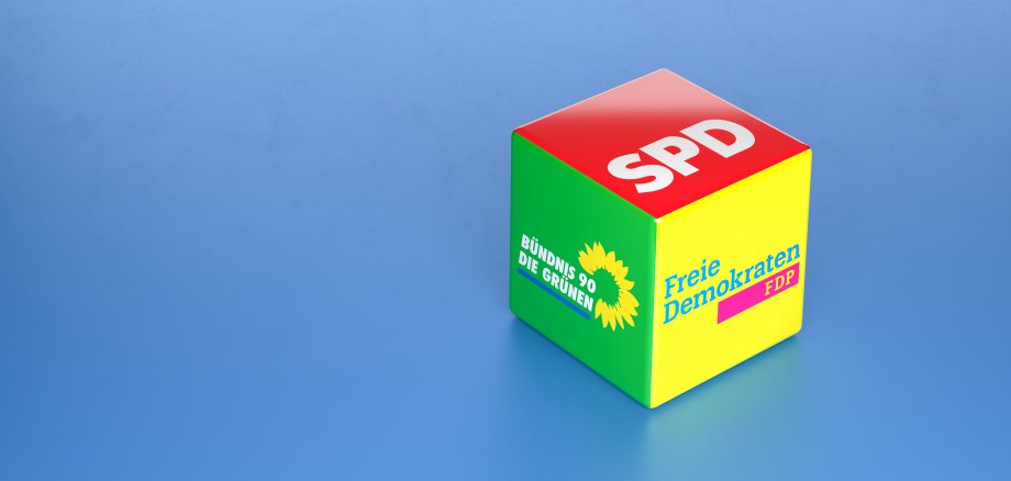 Logos der Bundestagsparteien SPD, Die Grünen und FDP auf blauem Hintergrund und wie ein Würfel geformt.