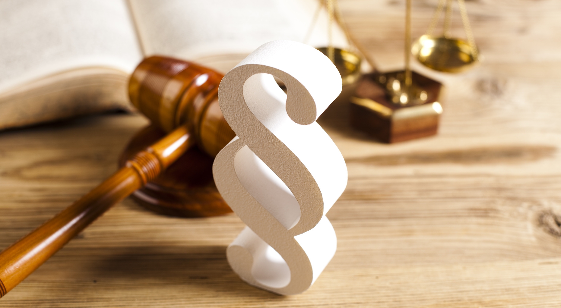 Wooden gavel barrister, justice concept, paragraph Paragraph Figur