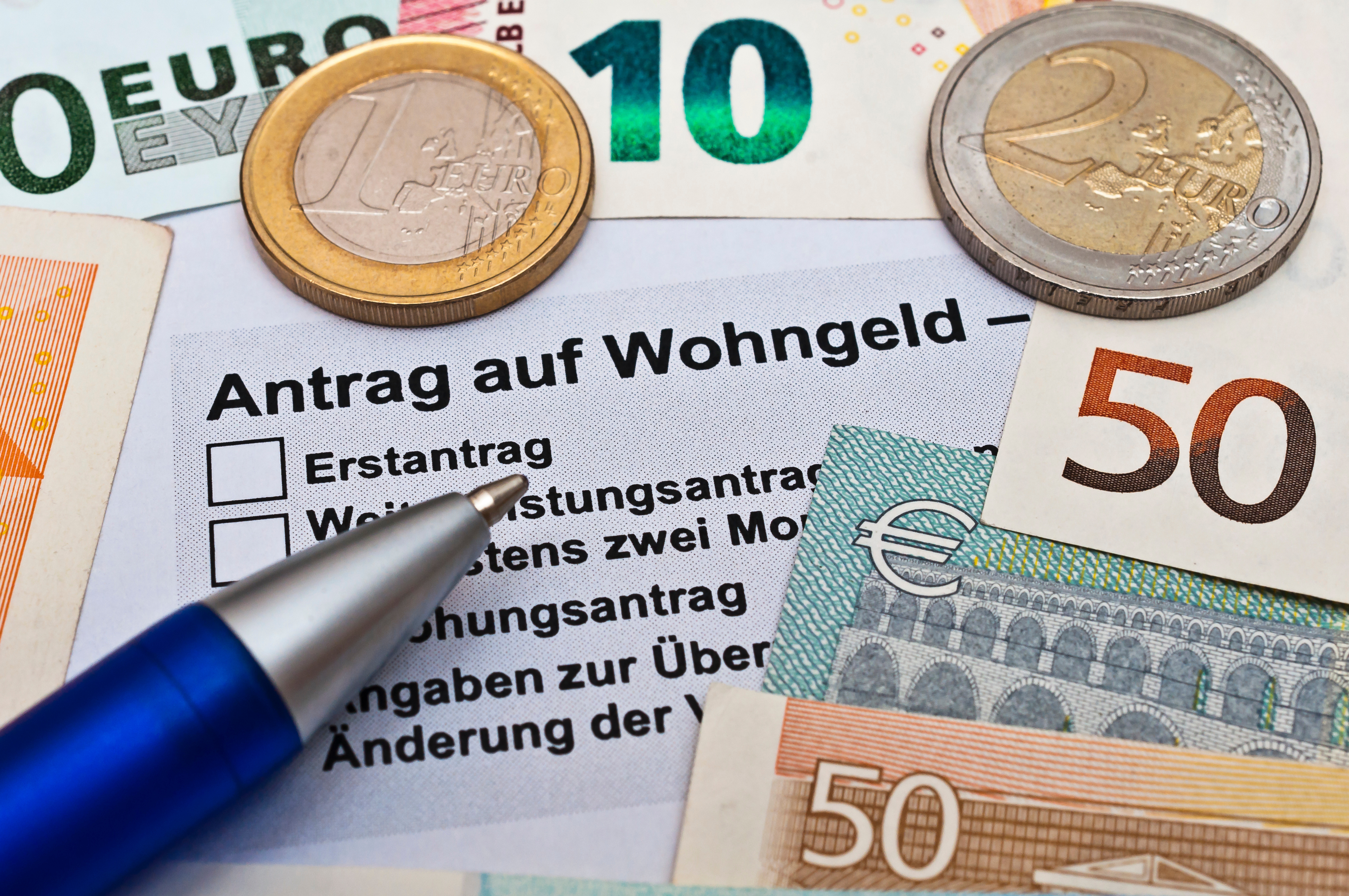 Wohngeldantrag mit Geldscheinen und Stift