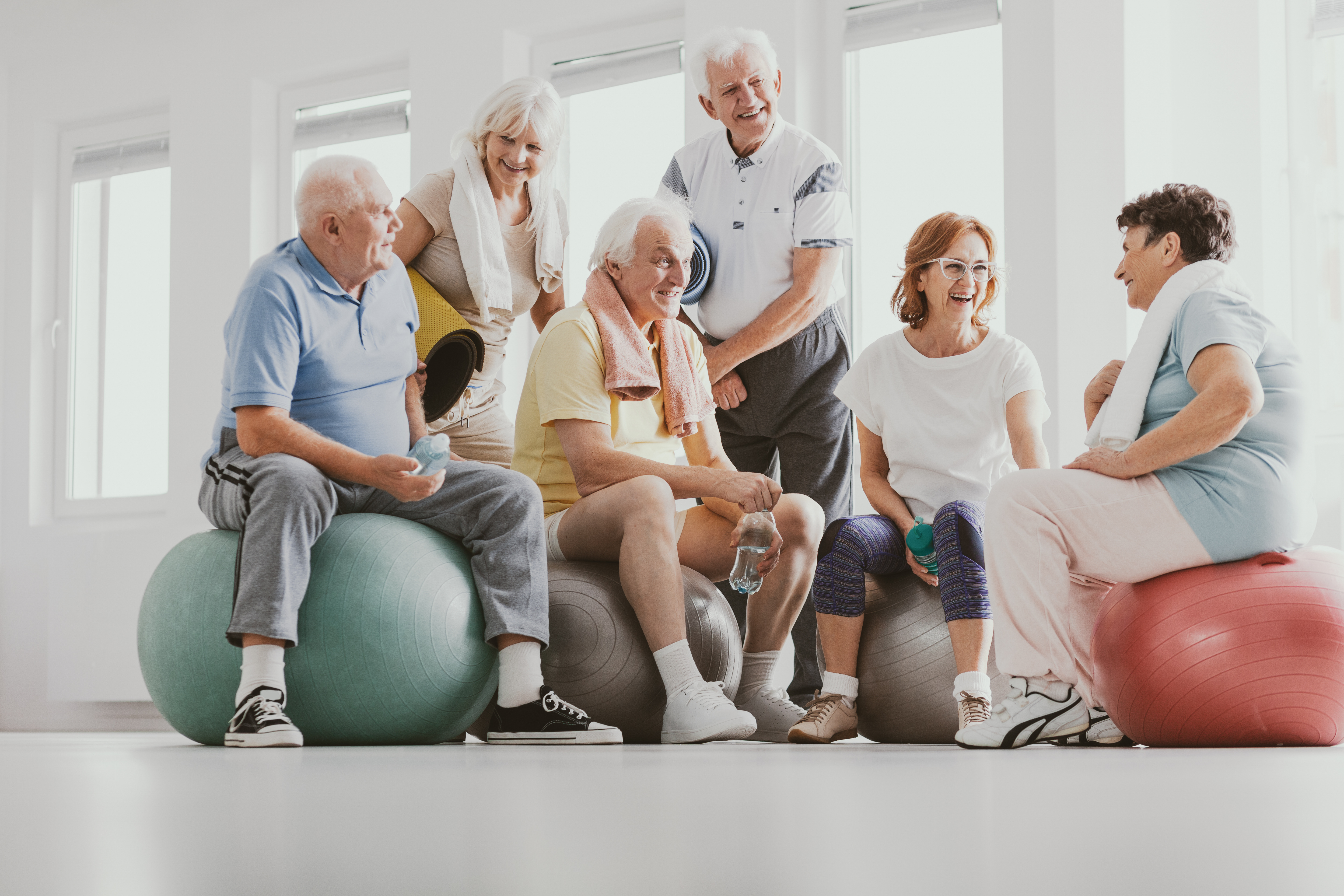 Gymnastik im Alter Gruppe von älteren Menschen bei der Gymnastik mit Bällen und guter Laune.