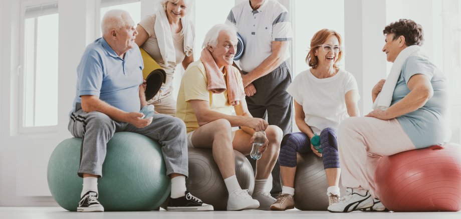 Gymnastik im Alter Gruppe von älteren Menschen bei der Gymnastik mit Bällen und guter Laune.