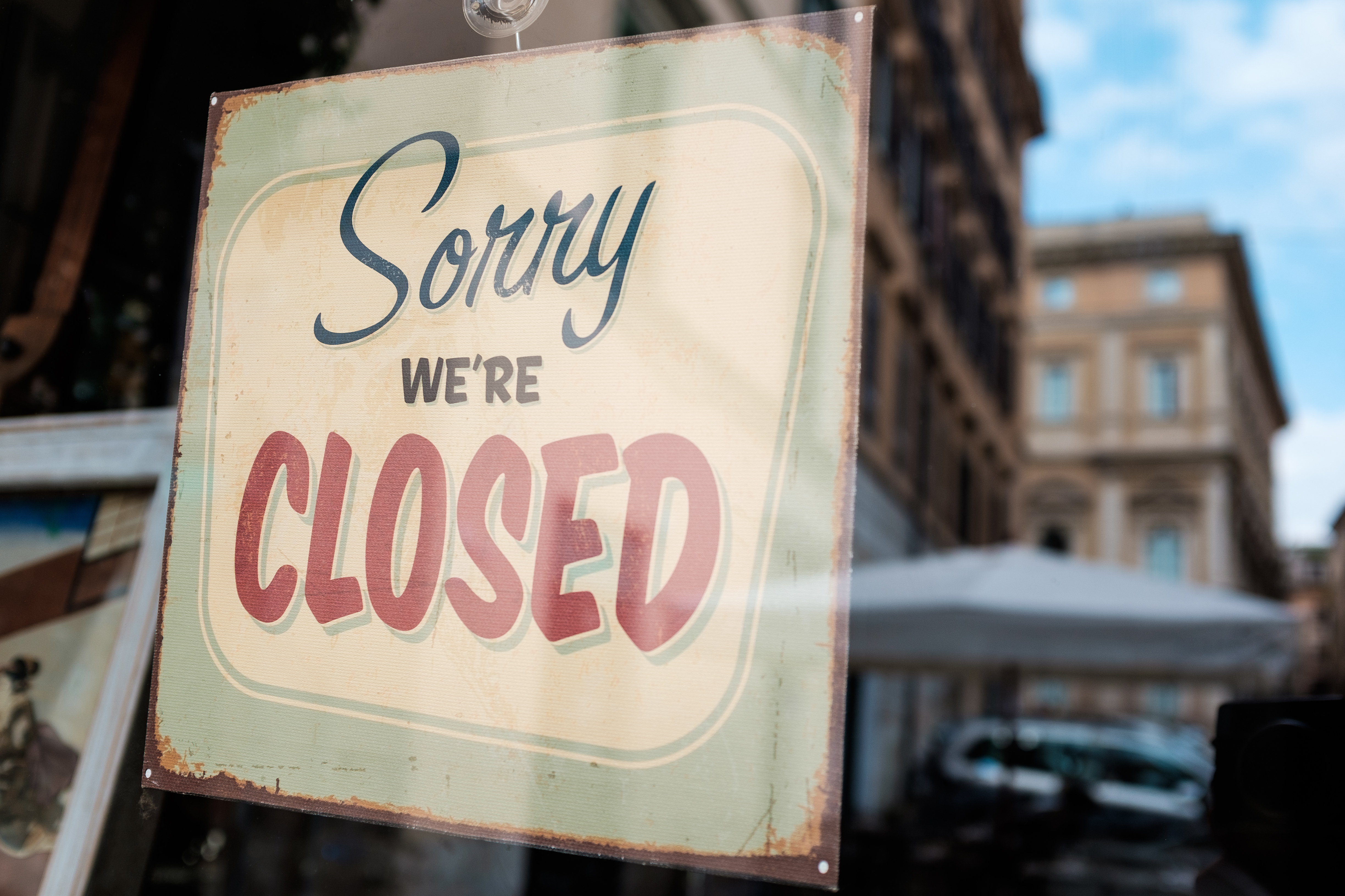 "Sorry we're closed" Schild in einem Schaufenster eines Einzelhandelsgeschäftes.