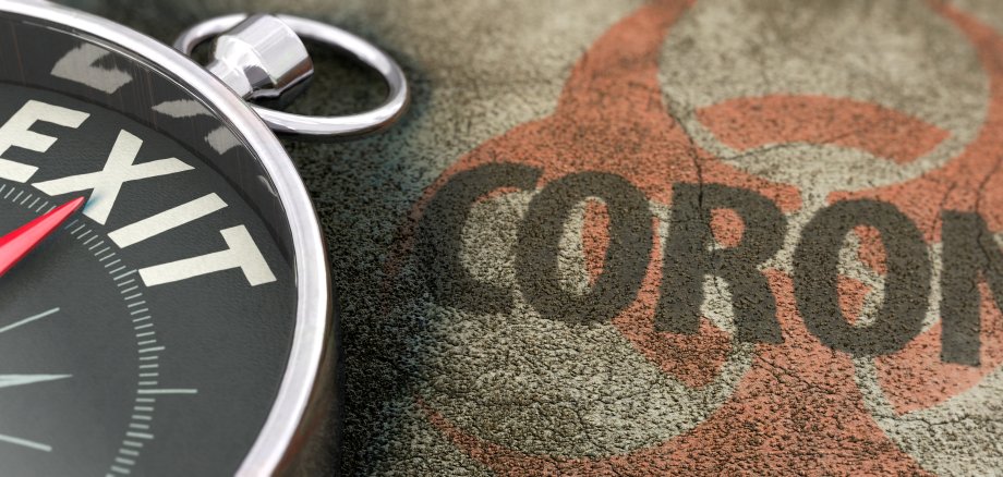 Corona Exit-Strategie: schrittweise Rückkehr zur Normalität Corona Buchstaben, Text, Illustration, Symbolbild, Konzept